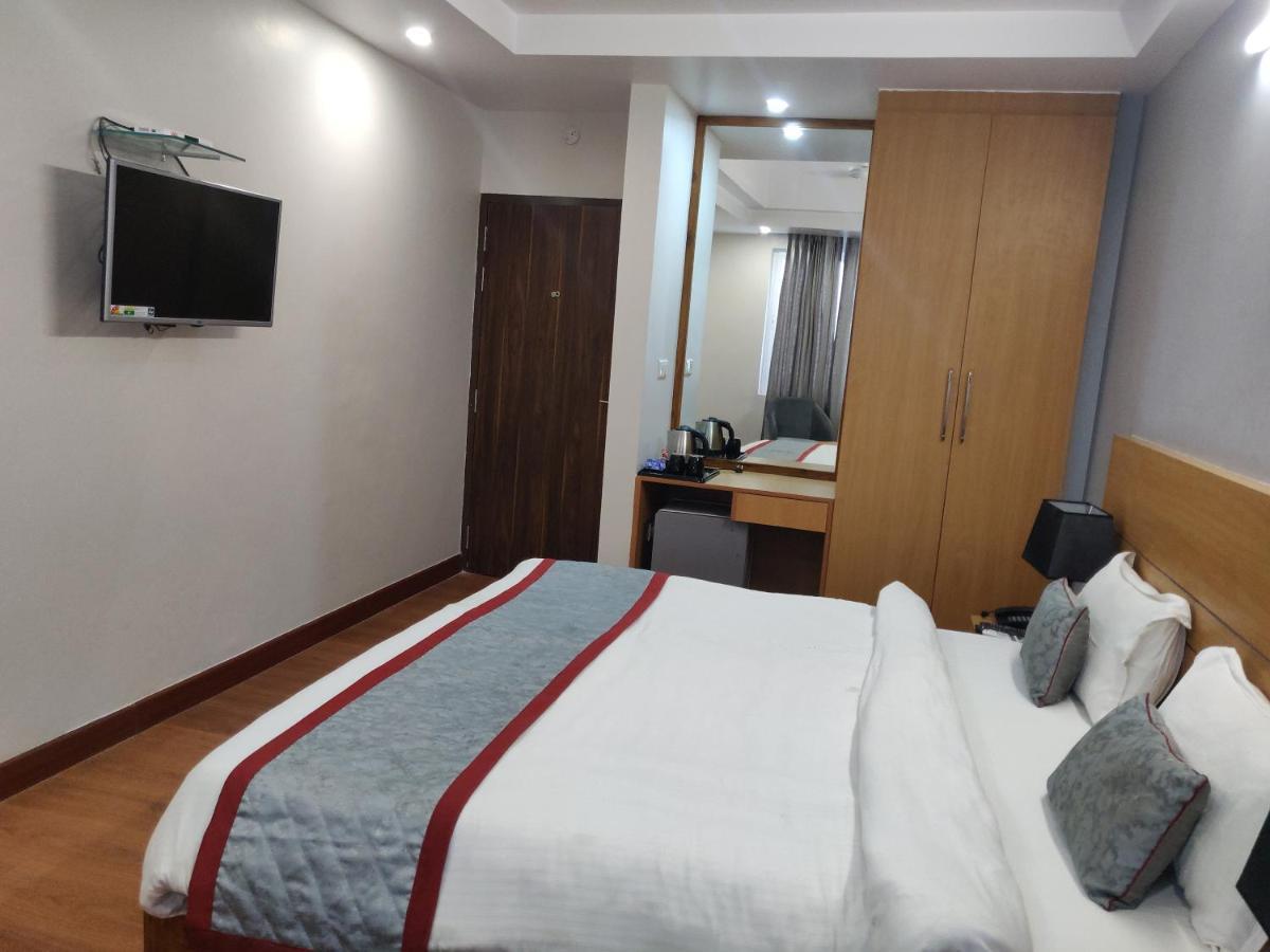 Hotel Sarvin Lakhnau Kültér fotó