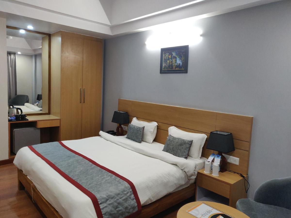 Hotel Sarvin Lakhnau Kültér fotó