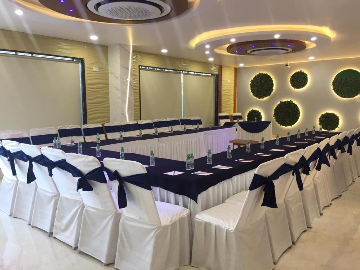 Hotel Sarvin Lakhnau Kültér fotó