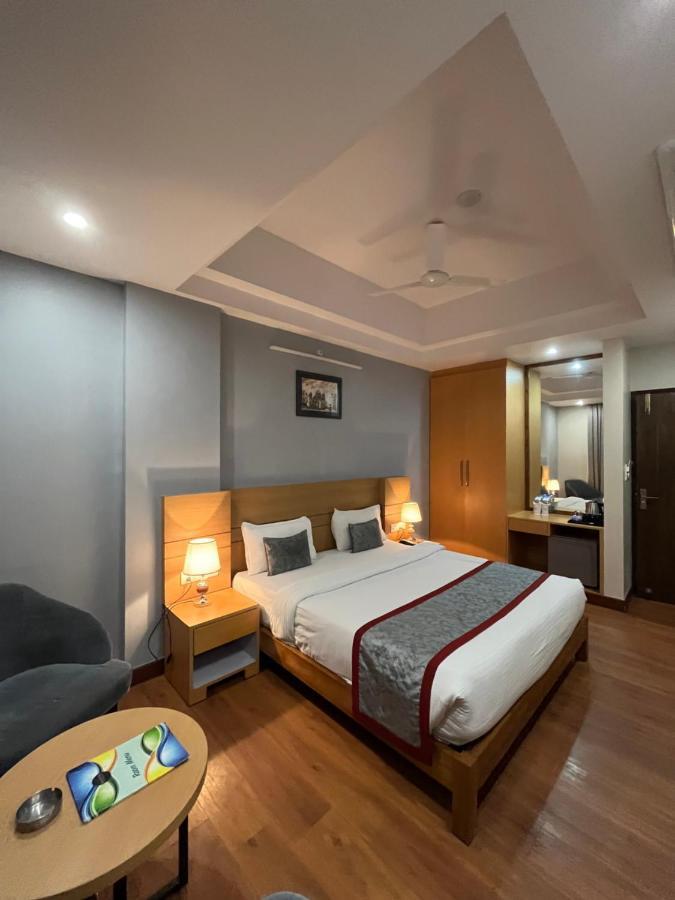 Hotel Sarvin Lakhnau Kültér fotó