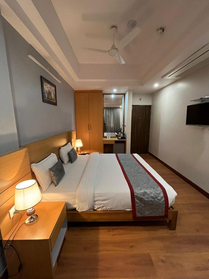Hotel Sarvin Lakhnau Kültér fotó